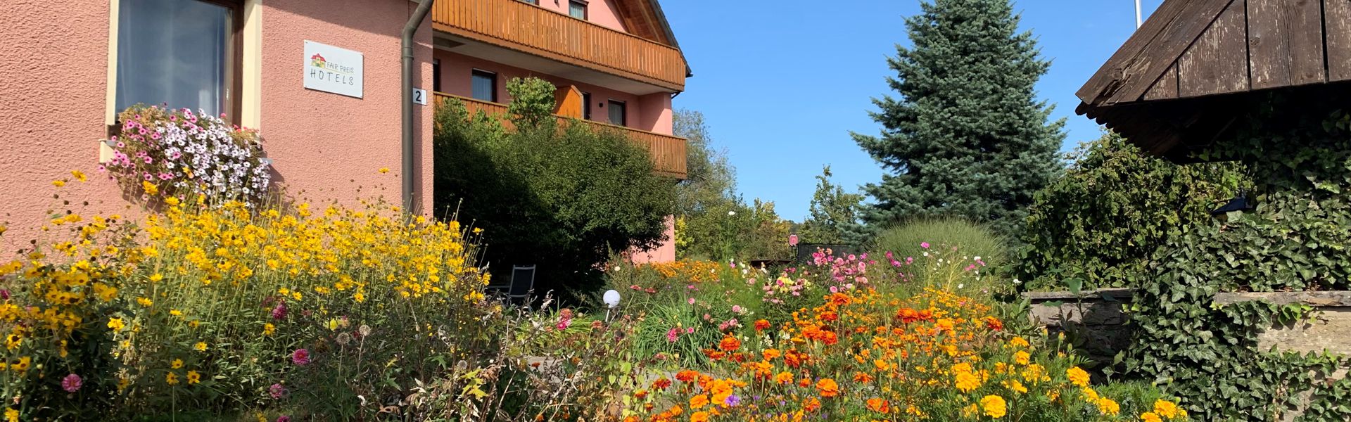 Blumen vor dem Landhotel Steigerwaldhaus
