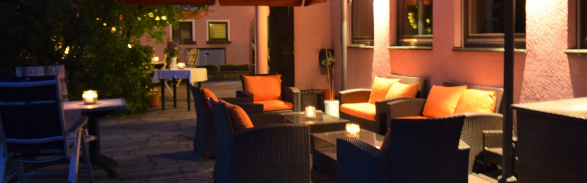 Lounge-Bereich am Abend