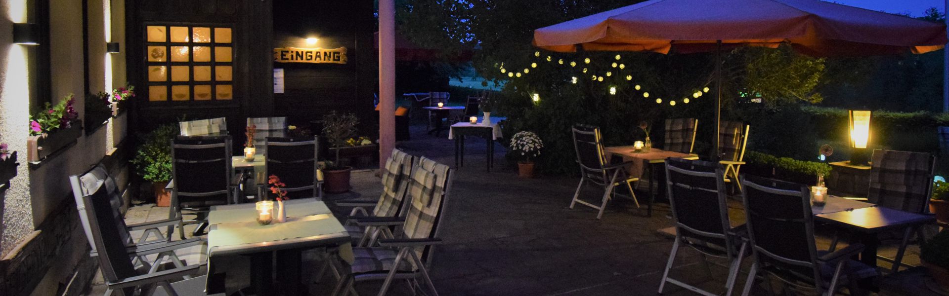 Terrasse am Abend mit Lichterketten