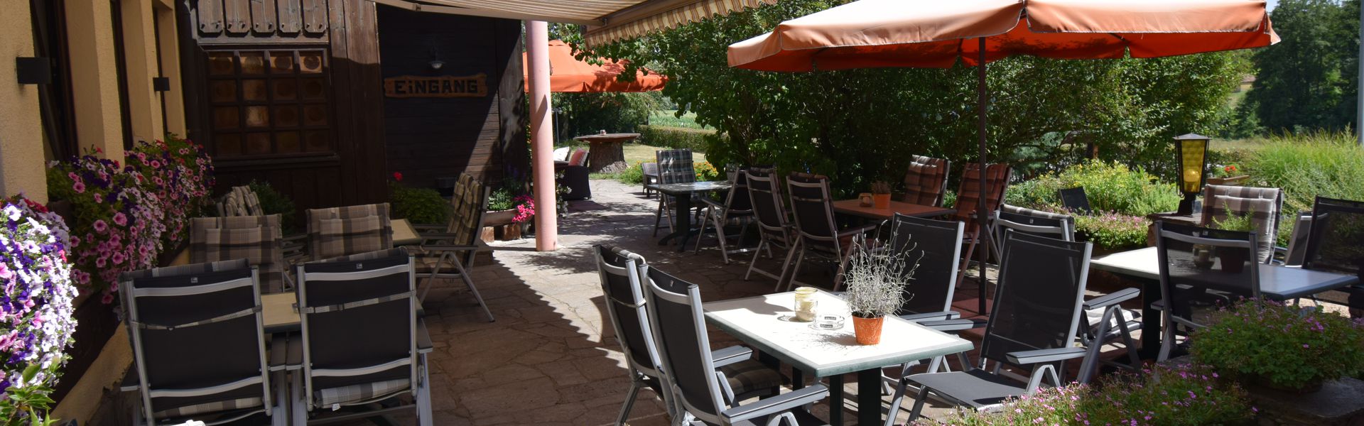 Restaurant-Terrasse mit Tischen